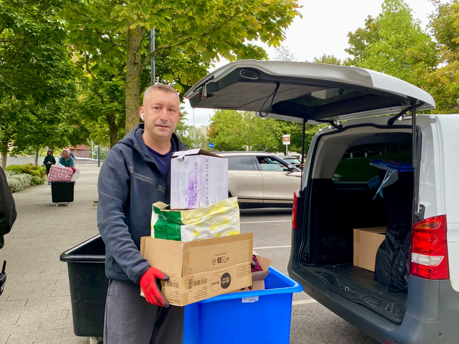 Student removals Birmingham to Leeds - unloading student boxes
